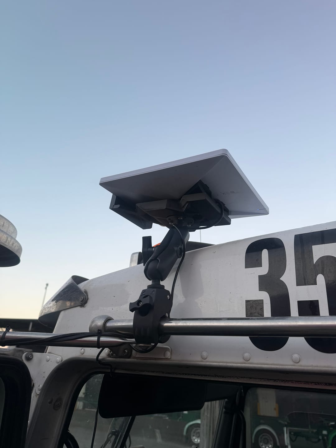 Starlink Mini mounted on 4x4 vehicle roof rack using Outcamp rail mount in real-world use